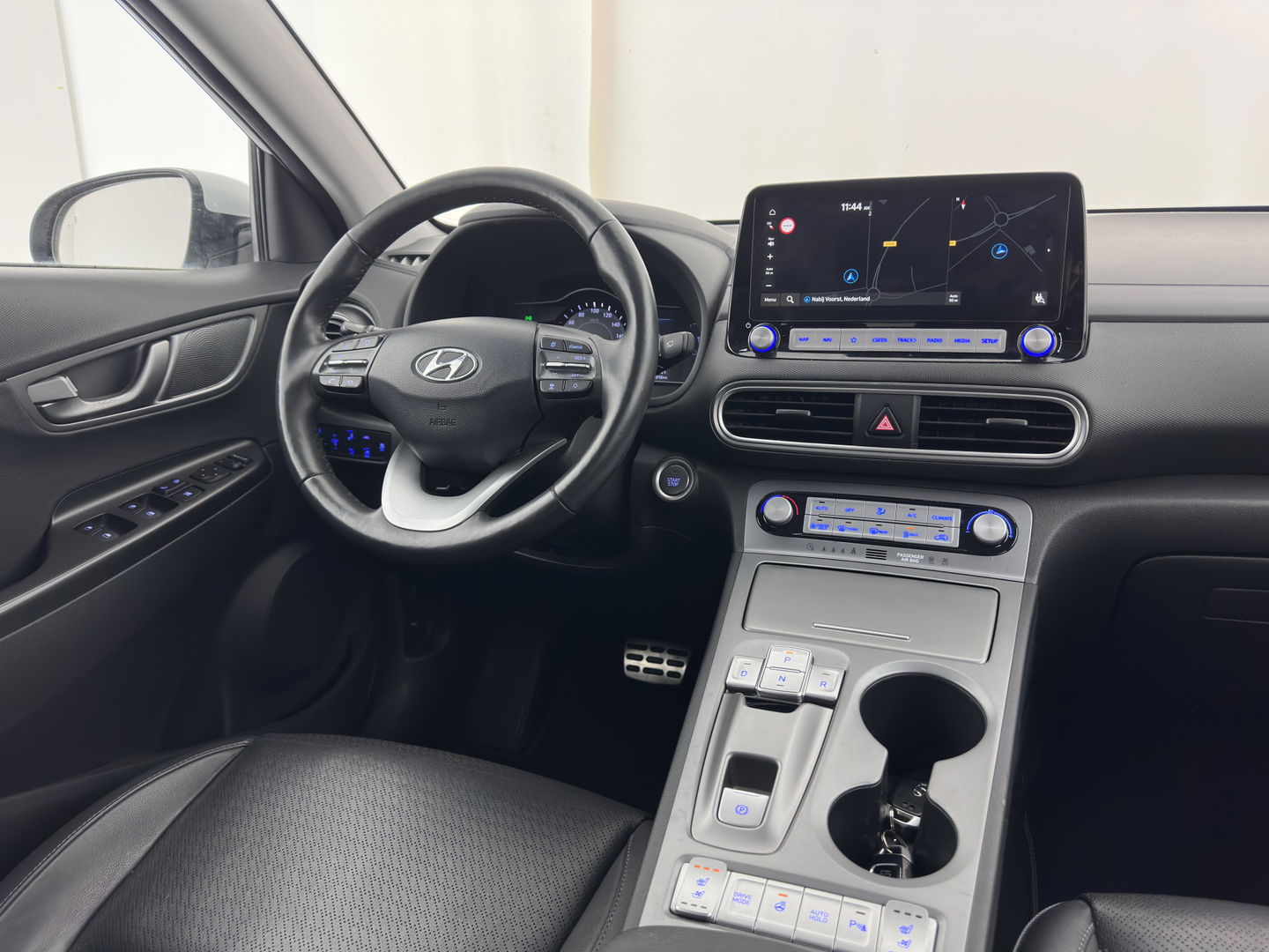 Hyundai KONA EV Premium 64 kWh {SOH-100%} [ 3-Fase ] (INCL.BTW) *LEATHER | KRELL-AUDIO | HEAD-UP | FULL-LED | NAVI-FULLMAP | DAB | ADAPT.CRUISE | KEYLESS | CAMERA | BLIND-SPOT | LANE-ASSIST | DIGI-COCKPIT | COMFORT-SEATS | TOWBAR | 17''ALU*