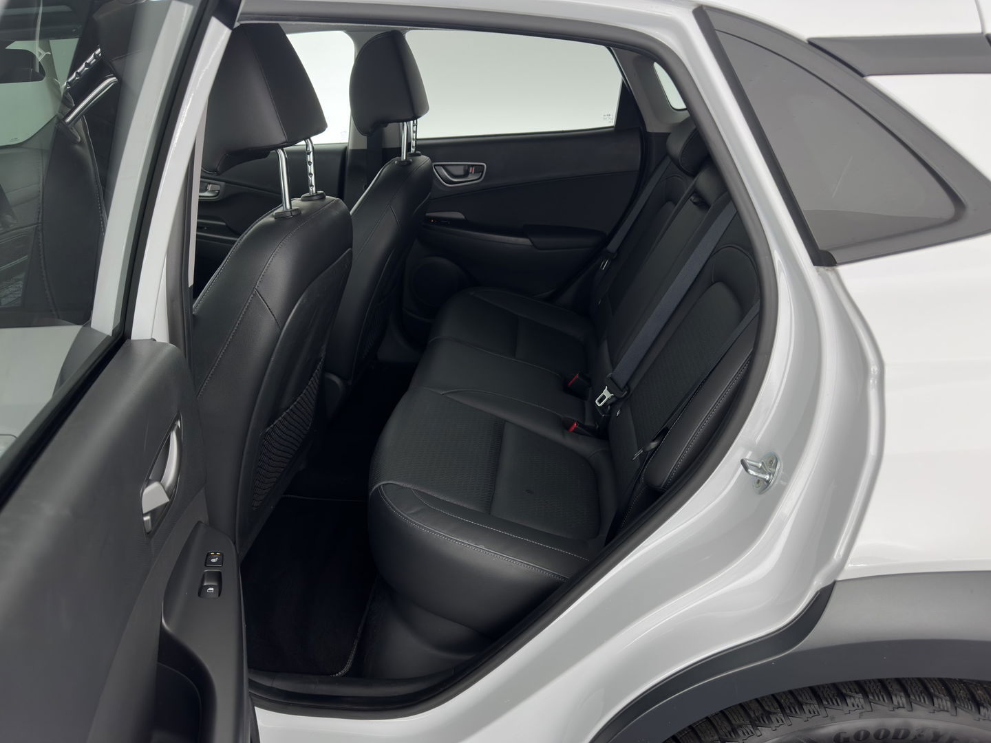 Hyundai KONA EV Premium 64 kWh {SOH-100%} [ 3-Fase ] (INCL.BTW) *LEATHER | KRELL-AUDIO | HEAD-UP | FULL-LED | NAVI-FULLMAP | DAB | ADAPT.CRUISE | KEYLESS | CAMERA | BLIND-SPOT | LANE-ASSIST | DIGI-COCKPIT | COMFORT-SEATS | TOWBAR | 17''ALU*