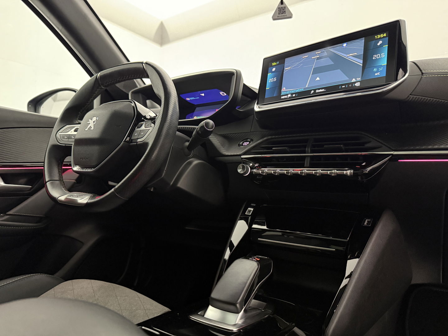 Peugeot 208 EV GT 350 50 kWh | Pano | 360° | Virtual | Sfeerverl. | Carplay | Stoelverw. | Keyless | NAP