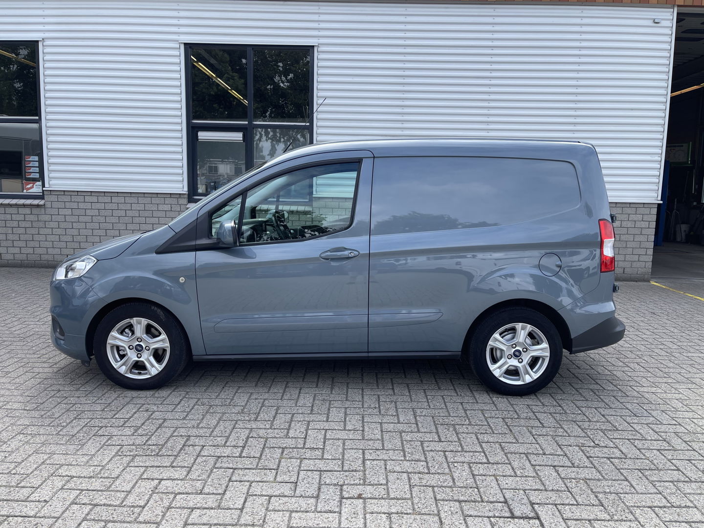 Ford Transit Courier 1.5 TDCI Limited / euro 6 diesel / bpm vrij / vaste prijs rijklaar € 8950 ex btw / airco / cruise / navigatie / grijs blauw metallic / parkeersensoren achter !