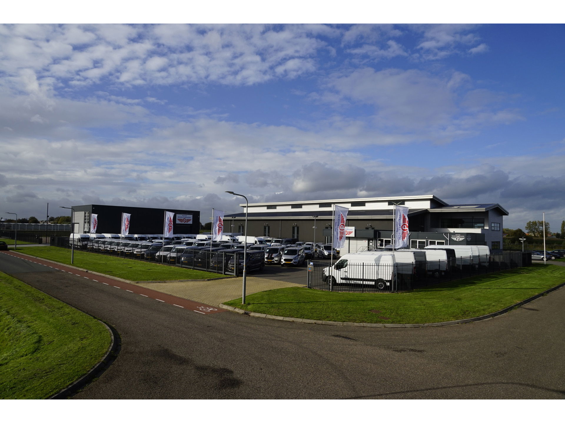 Mercedes-Benz Sprinter 319 V6 3.0 CDI L2H2 Black Edition Full Options! 360 Camera, Adaptieve Cruise, 10,5'' Mbux, LED, 3500kg Trekhaak, LED, Voorruit verwarming, Uniek!