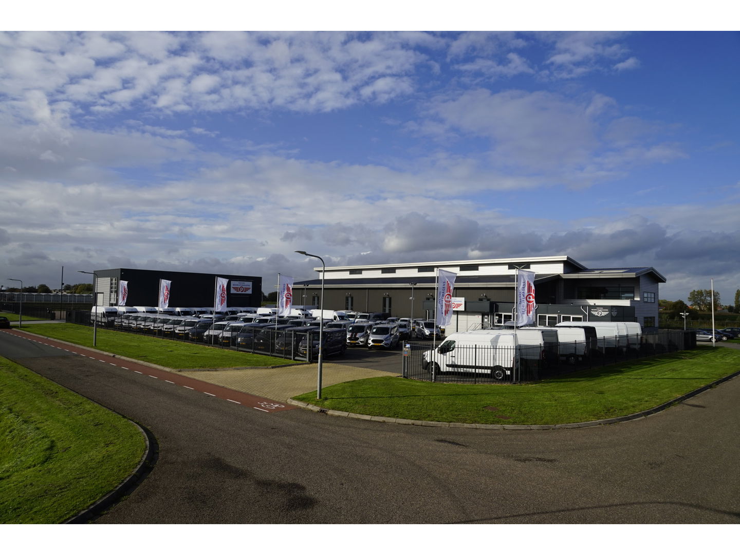 Mercedes-Benz Sprinter 319 V6 3.0 CDI L2H2 Black Edition Full Options! 360 Camera, Adaptieve Cruise, 10,5'' Mbux, LED, 3500kg Trekhaak, LED, Voorruit verwarming, Uniek!