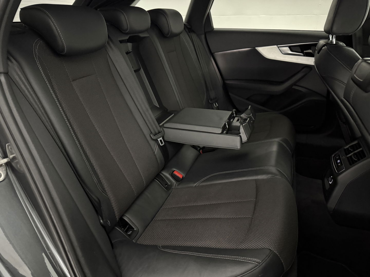 Audi A4 35 TFSI S-line | Virtual | Carplay | Trekh. | Cruise | Parkeersens. | Stoelverw. | Navi |  NAP