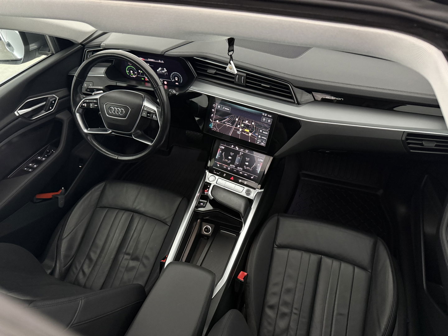Audi e-tron e-tron 50 quattro Launch edition plus 71 kWh | SOH 91% | Pano | Virtual | Carplay | Memory | Adaptive Cruise | LED | Parkeersens.
