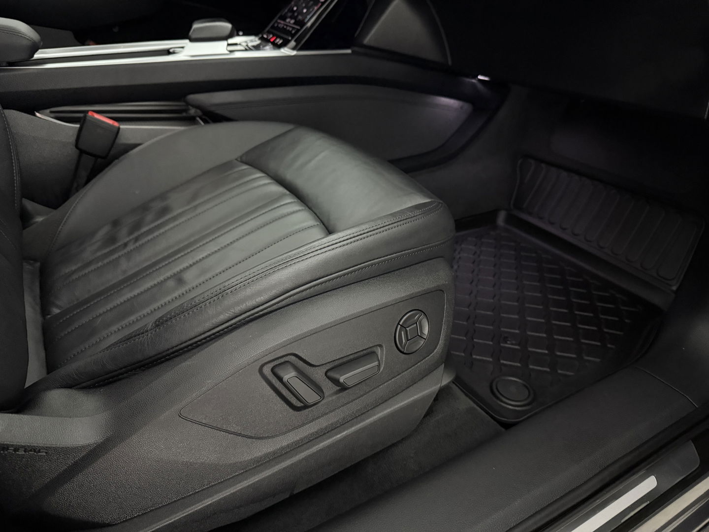 Audi e-tron e-tron 50 quattro Launch edition plus 71 kWh | SOH 91% | Pano | Virtual | Carplay | Memory | Adaptive Cruise | LED | Parkeersens.