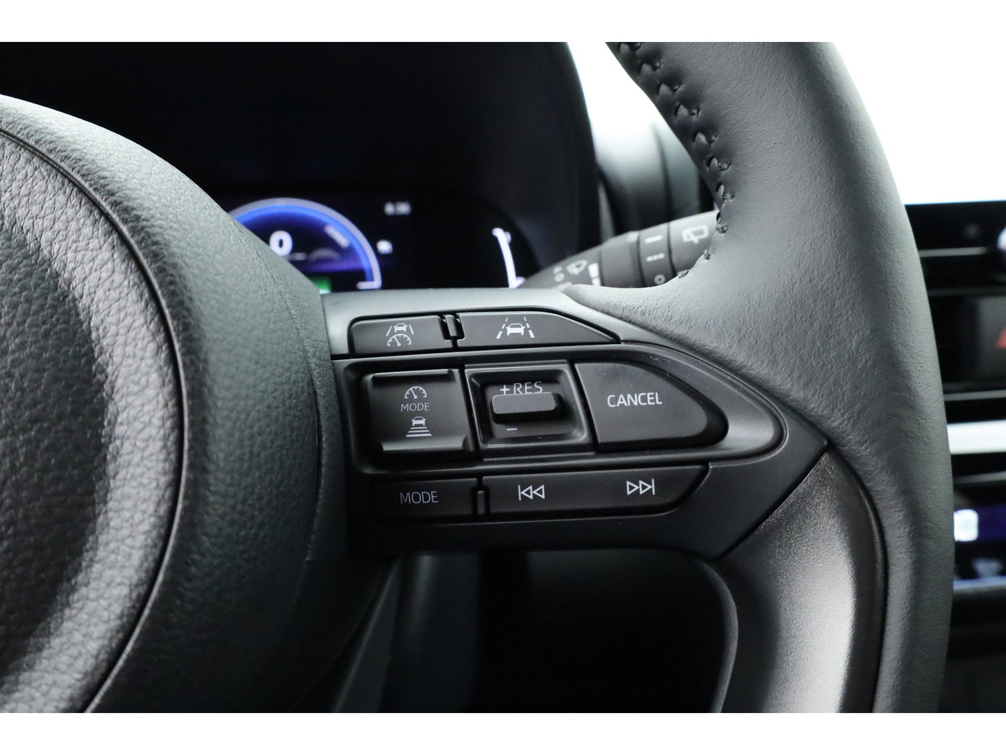 Toyota Yaris Cross 1.5 Hybrid 130 Teamplayer | Forest Green | Winter Pack | Safety Pack | Navi | Adapt. Cruise | Keyless | Camera