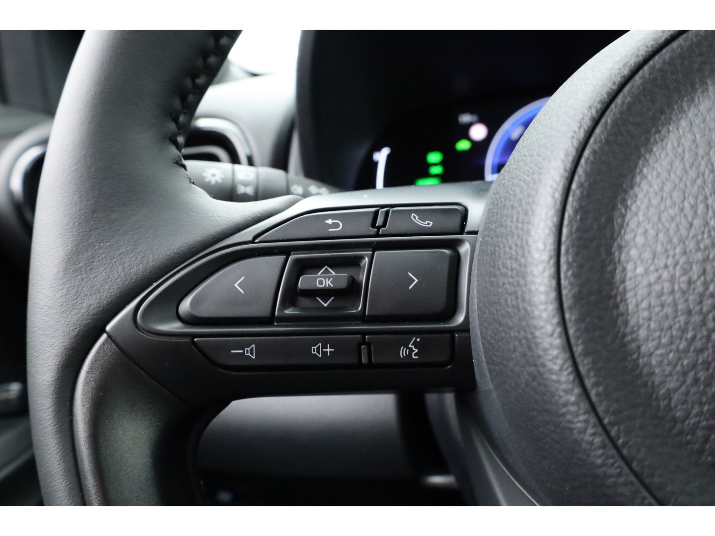 Toyota Yaris Cross 1.5 Hybrid 130 Teamplayer | Forest Green | Winter Pack | Safety Pack | Navi | Adapt. Cruise | Keyless | Camera