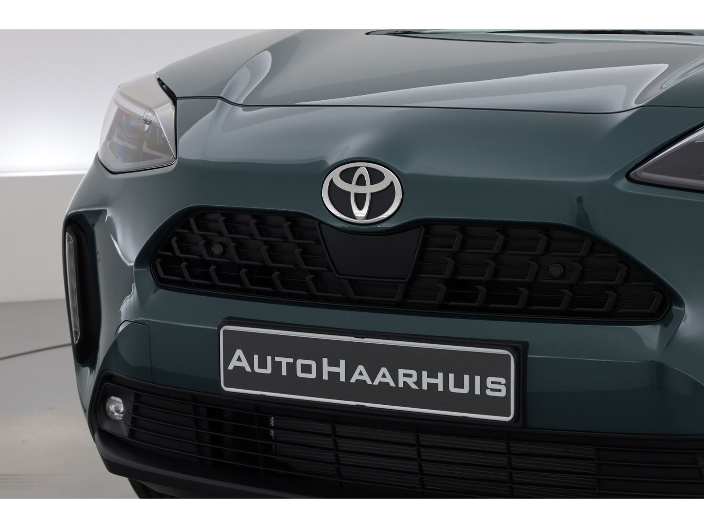 Toyota Yaris Cross 1.5 Hybrid 130 Teamplayer | Forest Green | Winter Pack | Safety Pack | Navi | Adapt. Cruise | Keyless | Camera