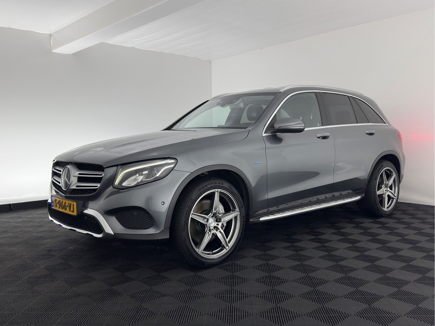 Mercedes-Benz GLC 350e 4MATIC Premium Plus Aut. *ADAPTIVE-CRUISE | FULL-LEATHER | FULL-LED | BLIND-SPOT | HEATED-SPORTSEATS | CAMERA | KEYLESS | AIR-SUSPENSION | PRIVACY-GLASS | NAVI-FULLMAP | 20''ALU*