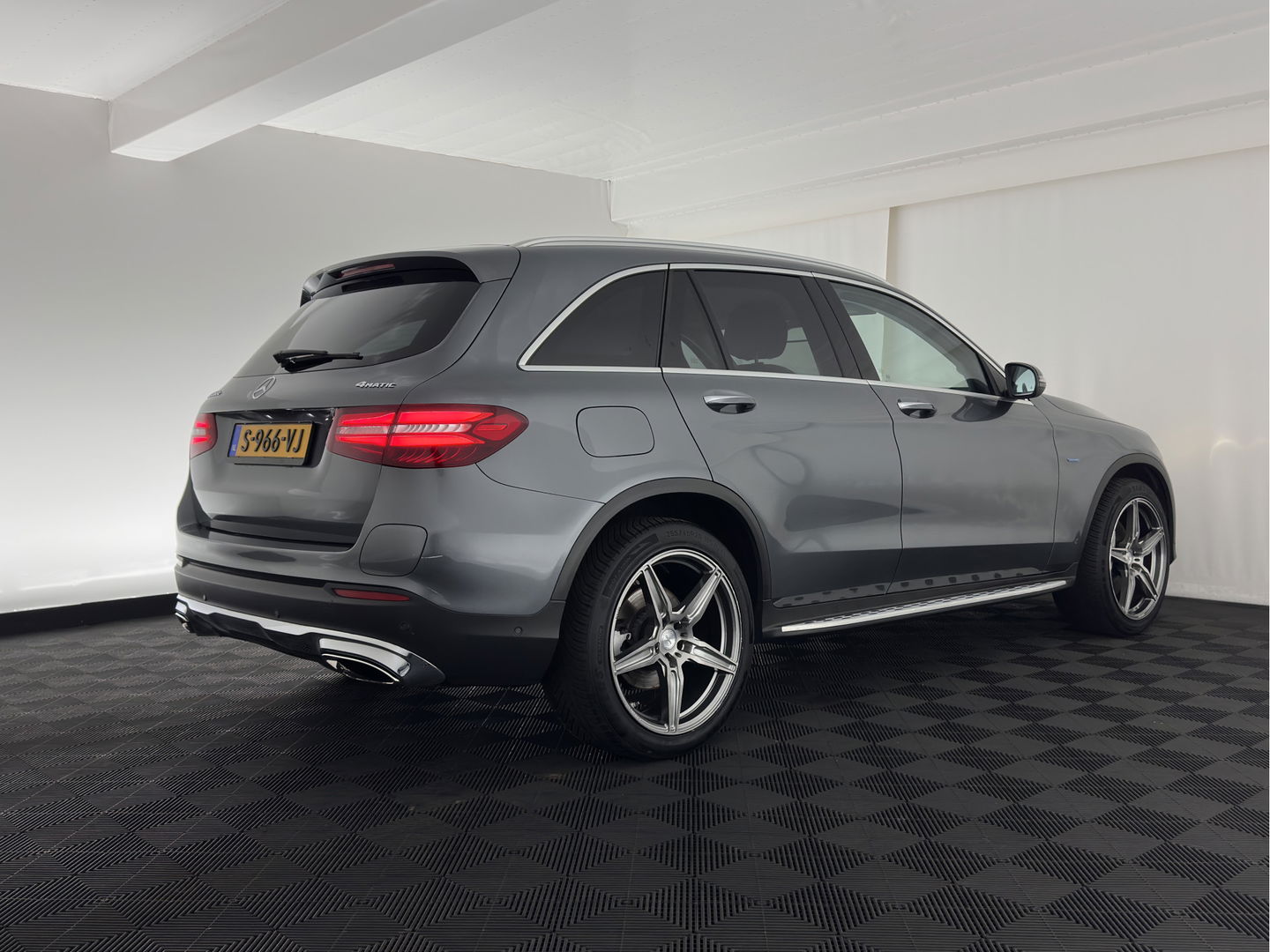 Mercedes-Benz GLC 350e 4MATIC Premium Plus Aut. *ADAPTIVE-CRUISE | FULL-LEATHER | FULL-LED | BLIND-SPOT | HEATED-SPORTSEATS | CAMERA | KEYLESS | AIR-SUSPENSION | PRIVACY-GLASS | NAVI-FULLMAP | 20''ALU*