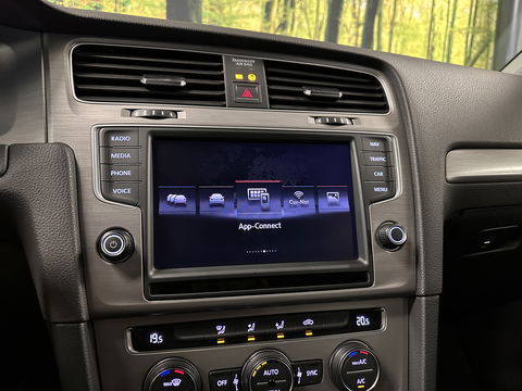 Volkswagen GOLF Variant 1.0 TSI Connected Series | Trekhaak | Achteruitrijcamera | Cruise Control | Apple Carplay/Android Auto | Parkeersensoren | DAB | Navigatie | Airconditioning |