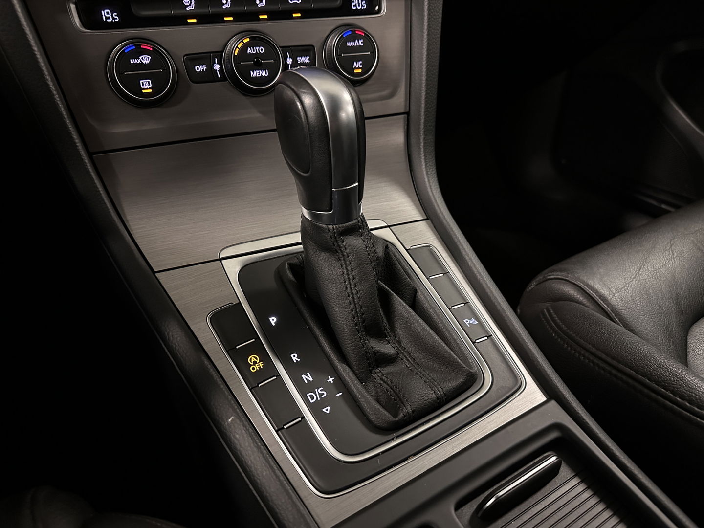 Volkswagen GOLF Variant 1.0 TSI Connected Series | Trekhaak | Achteruitrijcamera | Cruise Control | Apple Carplay/Android Auto | Parkeersensoren | DAB | Navigatie | Airconditioning |