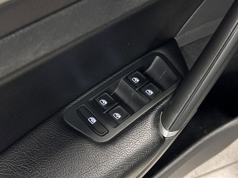 Volkswagen GOLF Variant 1.0 TSI Connected Series | Trekhaak | Achteruitrijcamera | Cruise Control | Apple Carplay/Android Auto | Parkeersensoren | DAB | Navigatie | Airconditioning |