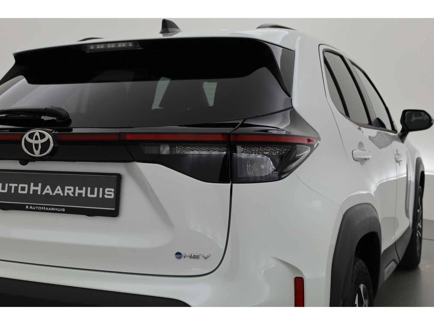 Toyota Yaris Cross 1.5 Hybrid 130 Teamplayer | Pearl White parelmoer | Winter pack | Safety Pack | Adapt. Cruise | Camera