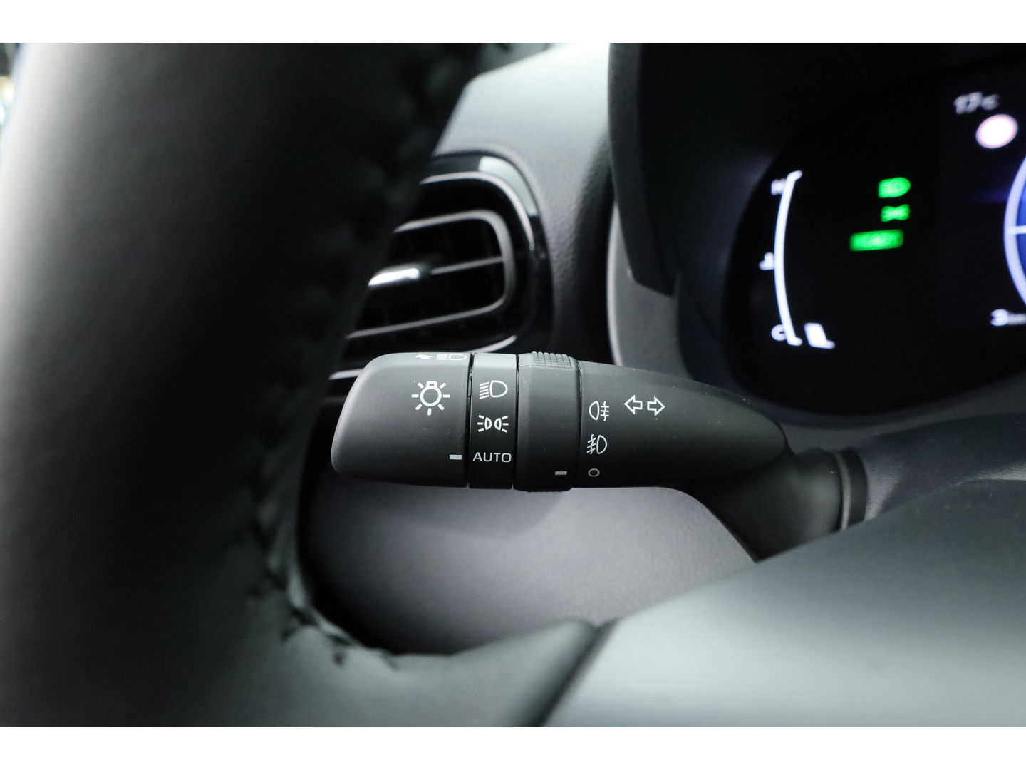 Toyota Yaris Cross 1.5 Hybrid 130 Teamplayer | Pearl White parelmoer | Winter pack | Safety Pack | Adapt. Cruise | Camera