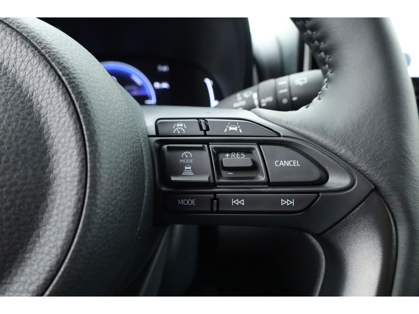 Toyota Yaris Cross 1.5 Hybrid 130 Teamplayer | Pearl White parelmoer | Winter pack | Safety Pack | Adapt. Cruise | Camera