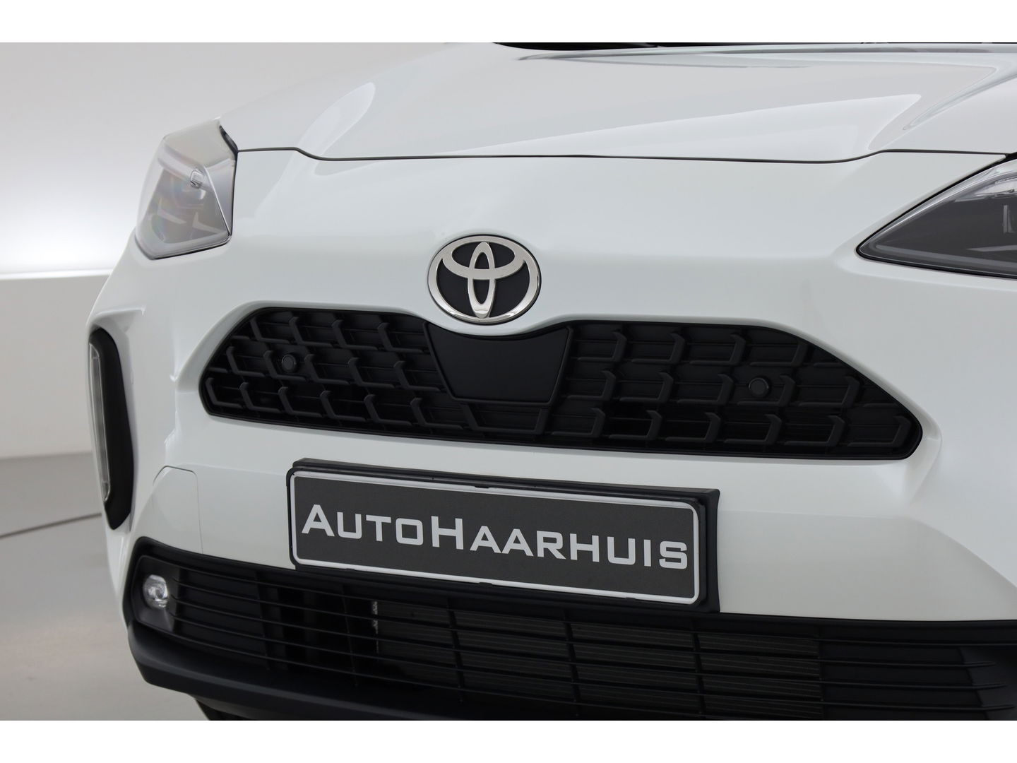 Toyota Yaris Cross 1.5 Hybrid 130 Teamplayer | Pearl White parelmoer | Winter pack | Safety Pack | Adapt. Cruise | Camera