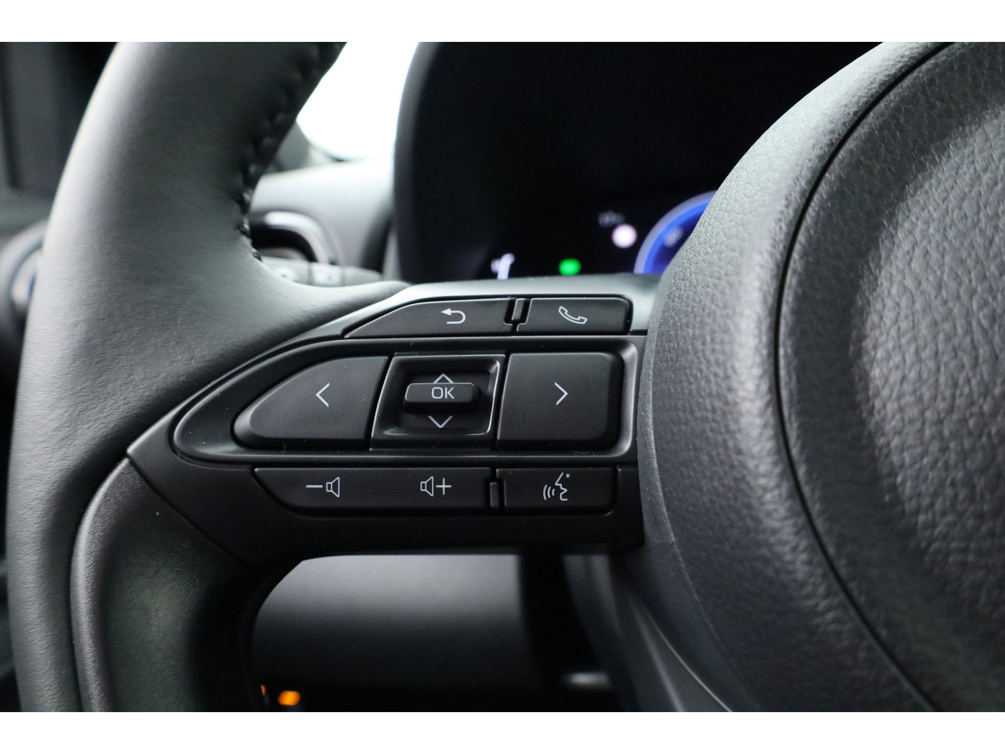 Toyota Yaris Cross 1.5 Hybrid 130 Teamplayer | Pearl White parelmoer | Winter pack | Safety Pack | Adapt. Cruise | Camera