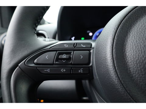 Toyota Yaris Cross 1.5 Hybrid 130 Teamplayer | Pearl White parelmoer | Winter pack | Safety Pack | Adapt. Cruise | Camera