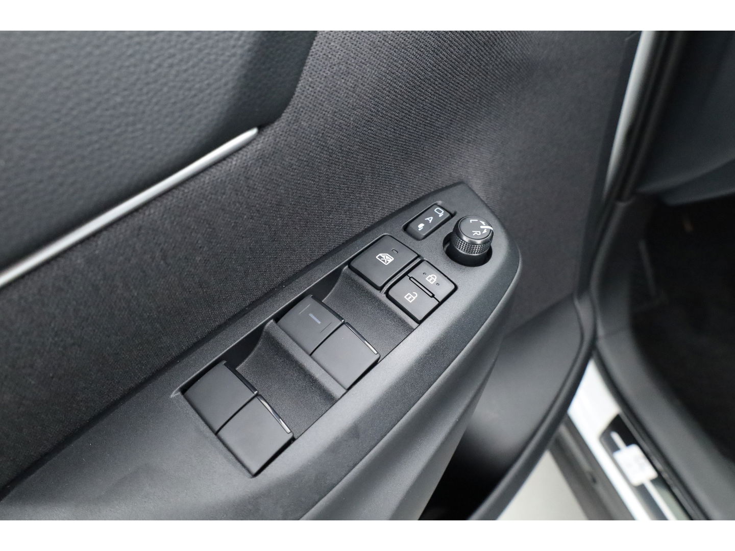 Toyota Yaris Cross 1.5 Hybrid 130 Teamplayer | Pearl White parelmoer | Winter pack | Safety Pack | Adapt. Cruise | Camera