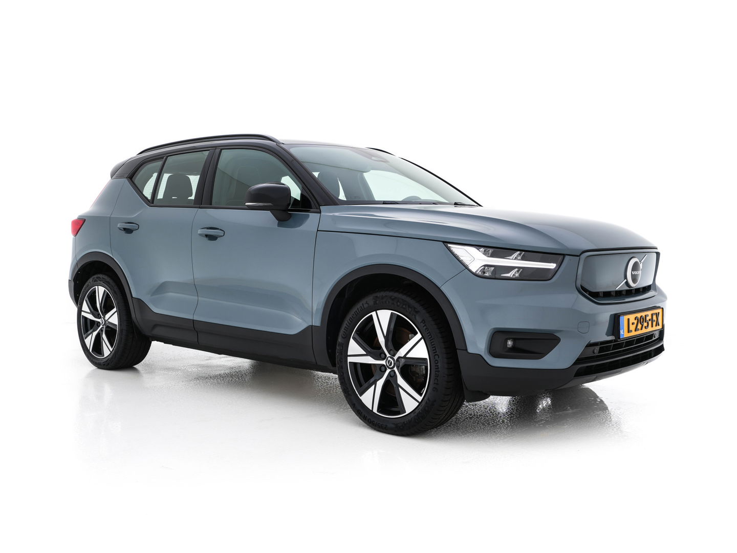 Volvo XC40 Recharge P8 AWD R-Design [ 3-Fase ] {SOH-89%} (INCL-BTW) *LEATHER-ALCANTARA | DIGI-COCKPIT | FULL-LED | PREMIUM-AUDIO | TOP-VIEW | CARPLAY | NAVI-FULLMAP | ECC | PDC | KEYLESS | HEATED-SPORTSEATS | BLIS | PRIVACY-GLASS | TOWBAR | 19 "ALU