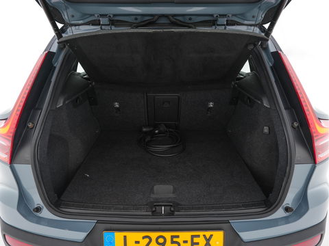 Volvo XC40 Recharge P8 AWD R-Design [ 3-Fase ] {SOH-89%} (INCL-BTW) *LEATHER-ALCANTARA | DIGI-COCKPIT | FULL-LED | PREMIUM-AUDIO | TOP-VIEW | CARPLAY | NAVI-FULLMAP | ECC | PDC | KEYLESS | HEATED-SPORTSEATS | BLIS | PRIVACY-GLASS | TOWBAR | 19 "ALU