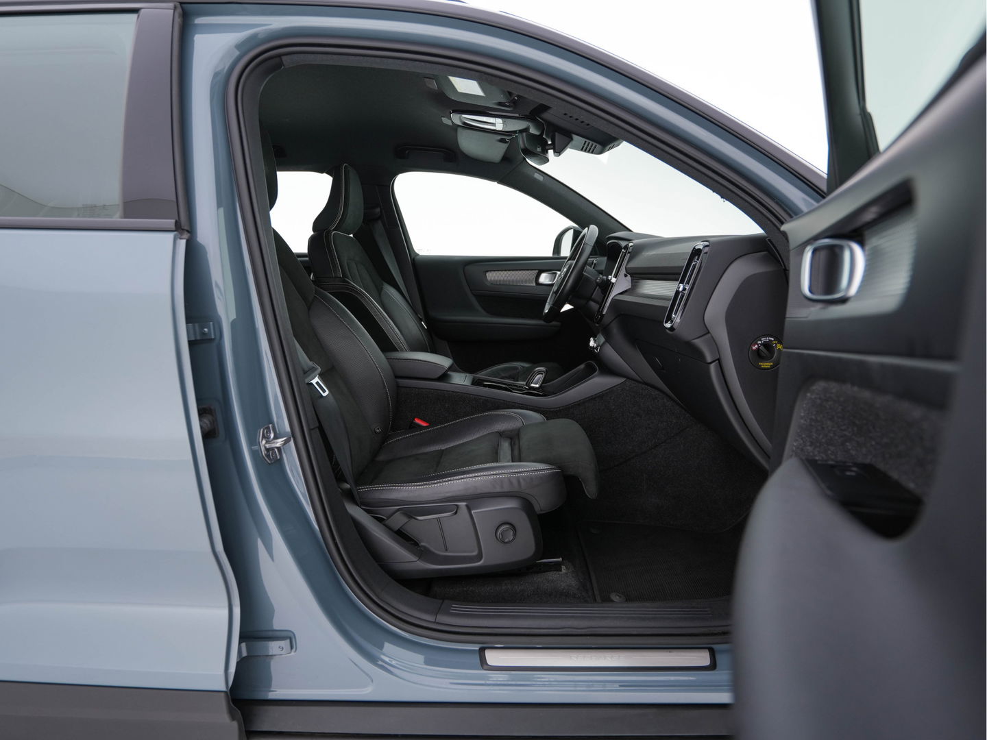 Volvo XC40 Recharge P8 AWD R-Design [ 3-Fase ] {SOH-89%} (INCL-BTW) *LEATHER-ALCANTARA | DIGI-COCKPIT | FULL-LED | PREMIUM-AUDIO | TOP-VIEW | CARPLAY | NAVI-FULLMAP | ECC | PDC | KEYLESS | HEATED-SPORTSEATS | BLIS | PRIVACY-GLASS | TOWBAR | 19 "ALU