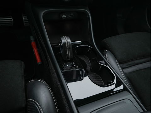 Volvo XC40 Recharge P8 AWD R-Design [ 3-Fase ] {SOH-89%} (INCL-BTW) *LEATHER-ALCANTARA | DIGI-COCKPIT | FULL-LED | PREMIUM-AUDIO | TOP-VIEW | CARPLAY | NAVI-FULLMAP | ECC | PDC | KEYLESS | HEATED-SPORTSEATS | BLIS | PRIVACY-GLASS | TOWBAR | 19 "ALU