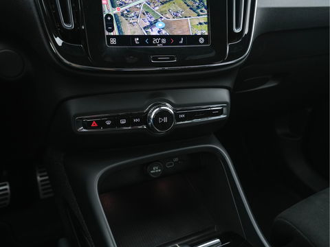 Volvo XC40 Recharge P8 AWD R-Design [ 3-Fase ] {SOH-89%} (INCL-BTW) *LEATHER-ALCANTARA | DIGI-COCKPIT | FULL-LED | PREMIUM-AUDIO | TOP-VIEW | CARPLAY | NAVI-FULLMAP | ECC | PDC | KEYLESS | HEATED-SPORTSEATS | BLIS | PRIVACY-GLASS | TOWBAR | 19 "ALU