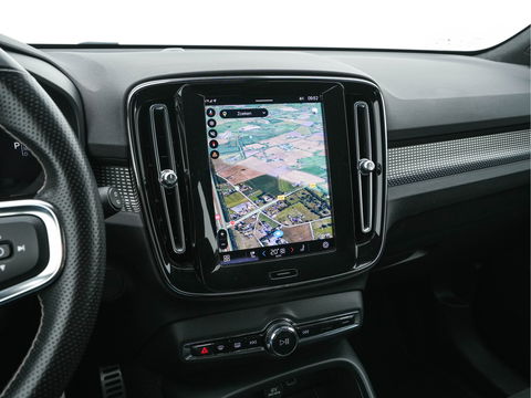Volvo XC40 Recharge P8 AWD R-Design [ 3-Fase ] {SOH-89%} (INCL-BTW) *LEATHER-ALCANTARA | DIGI-COCKPIT | FULL-LED | PREMIUM-AUDIO | TOP-VIEW | CARPLAY | NAVI-FULLMAP | ECC | PDC | KEYLESS | HEATED-SPORTSEATS | BLIS | PRIVACY-GLASS | TOWBAR | 19 "ALU