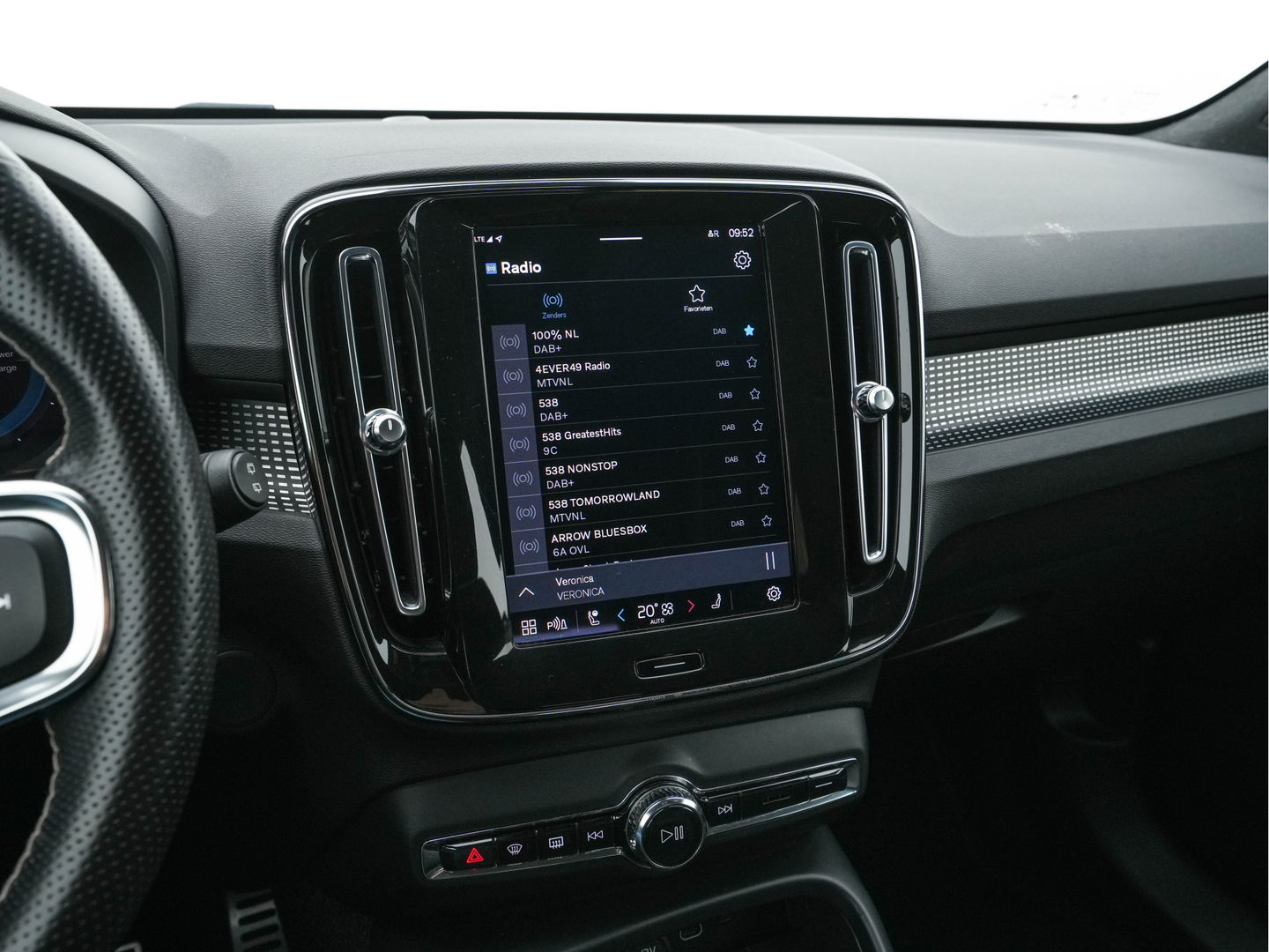 Volvo XC40 Recharge P8 AWD R-Design [ 3-Fase ] {SOH-89%} (INCL-BTW) *LEATHER-ALCANTARA | DIGI-COCKPIT | FULL-LED | PREMIUM-AUDIO | TOP-VIEW | CARPLAY | NAVI-FULLMAP | ECC | PDC | KEYLESS | HEATED-SPORTSEATS | BLIS | PRIVACY-GLASS | TOWBAR | 19 "ALU