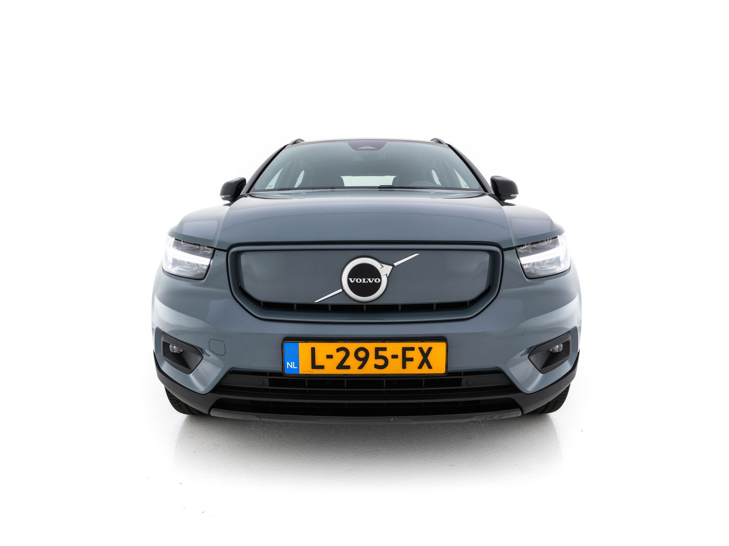 Volvo XC40 Recharge P8 AWD R-Design [ 3-Fase ] {SOH-89%} (INCL-BTW) *LEATHER-ALCANTARA | DIGI-COCKPIT | FULL-LED | PREMIUM-AUDIO | TOP-VIEW | CARPLAY | NAVI-FULLMAP | ECC | PDC | KEYLESS | HEATED-SPORTSEATS | BLIS | PRIVACY-GLASS | TOWBAR | 19 "ALU