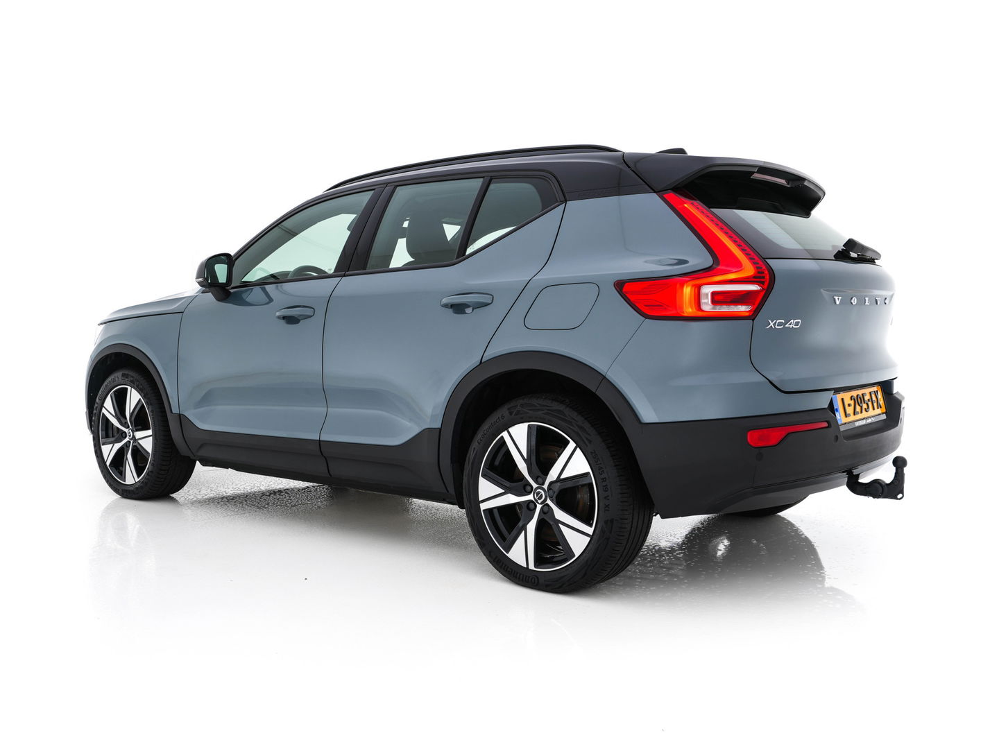 Volvo XC40 Recharge P8 AWD R-Design [ 3-Fase ] {SOH-89%} (INCL-BTW) *LEATHER-ALCANTARA | DIGI-COCKPIT | FULL-LED | PREMIUM-AUDIO | TOP-VIEW | CARPLAY | NAVI-FULLMAP | ECC | PDC | KEYLESS | HEATED-SPORTSEATS | BLIS | PRIVACY-GLASS | TOWBAR | 19 "ALU