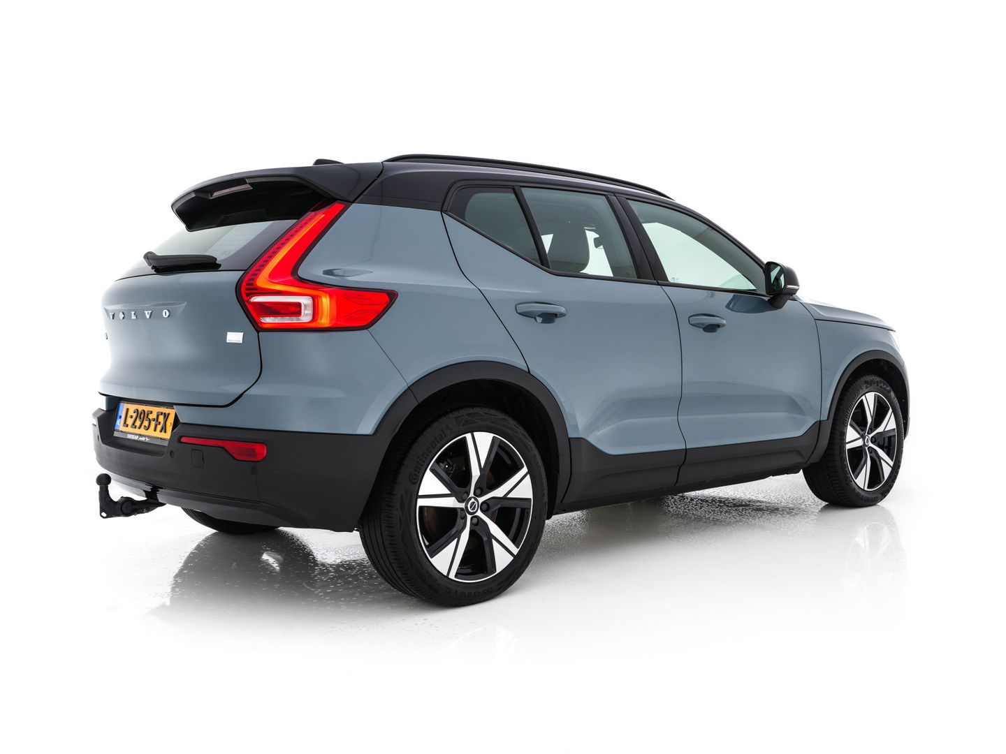 Volvo XC40 Recharge P8 AWD R-Design [ 3-Fase ] {SOH-89%} (INCL-BTW) *LEATHER-ALCANTARA | DIGI-COCKPIT | FULL-LED | PREMIUM-AUDIO | TOP-VIEW | CARPLAY | NAVI-FULLMAP | ECC | PDC | KEYLESS | HEATED-SPORTSEATS | BLIS | PRIVACY-GLASS | TOWBAR | 19 "ALU