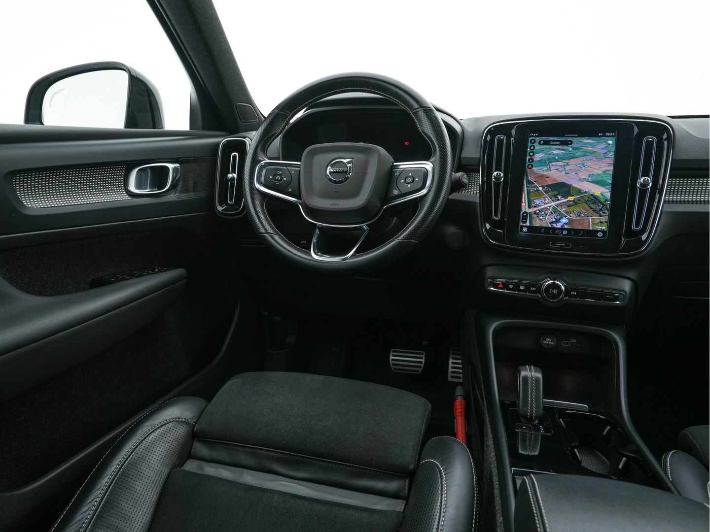 Volvo XC40 Recharge P8 AWD R-Design [ 3-Fase ] {SOH-89%} (INCL-BTW) *LEATHER-ALCANTARA | DIGI-COCKPIT | FULL-LED | PREMIUM-AUDIO | TOP-VIEW | CARPLAY | NAVI-FULLMAP | ECC | PDC | KEYLESS | HEATED-SPORTSEATS | BLIS | PRIVACY-GLASS | TOWBAR | 19 "ALU