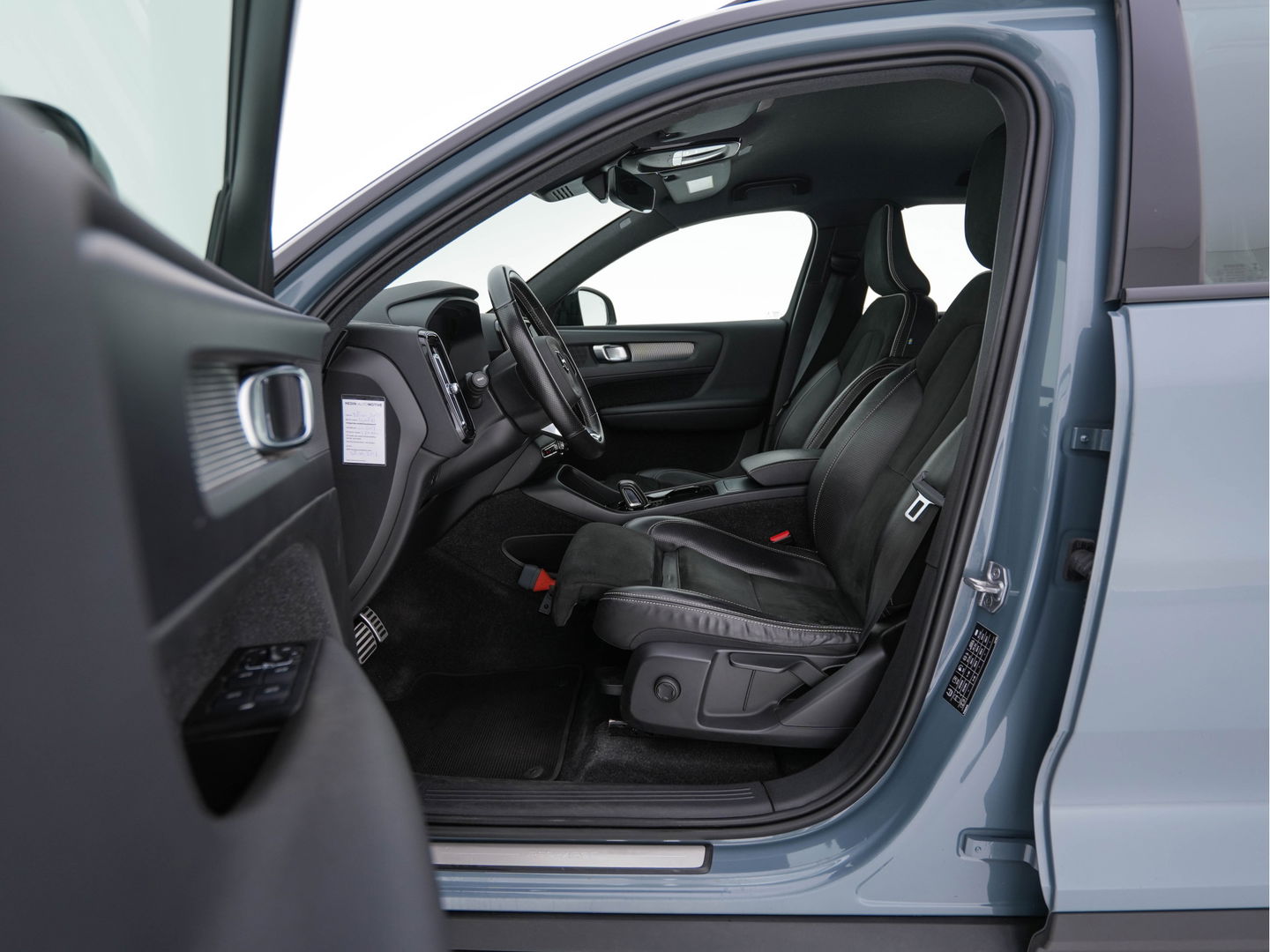 Volvo XC40 Recharge P8 AWD R-Design [ 3-Fase ] {SOH-89%} (INCL-BTW) *LEATHER-ALCANTARA | DIGI-COCKPIT | FULL-LED | PREMIUM-AUDIO | TOP-VIEW | CARPLAY | NAVI-FULLMAP | ECC | PDC | KEYLESS | HEATED-SPORTSEATS | BLIS | PRIVACY-GLASS | TOWBAR | 19 "ALU