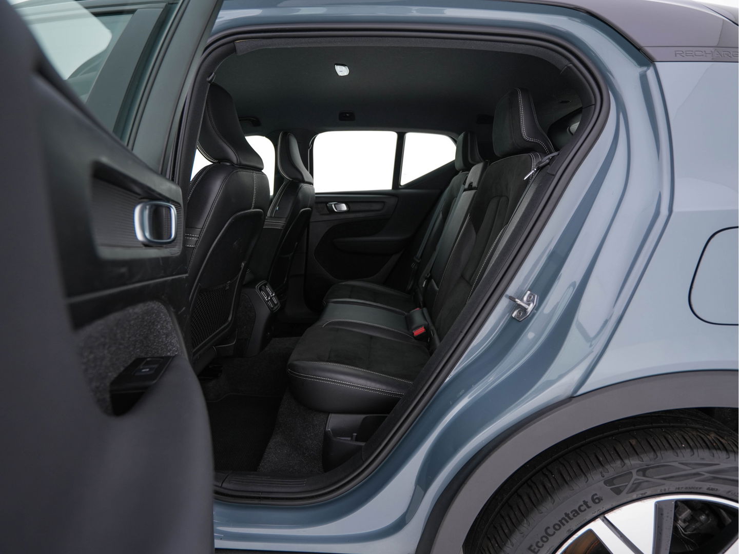 Volvo XC40 Recharge P8 AWD R-Design [ 3-Fase ] {SOH-89%} (INCL-BTW) *LEATHER-ALCANTARA | DIGI-COCKPIT | FULL-LED | PREMIUM-AUDIO | TOP-VIEW | CARPLAY | NAVI-FULLMAP | ECC | PDC | KEYLESS | HEATED-SPORTSEATS | BLIS | PRIVACY-GLASS | TOWBAR | 19 "ALU