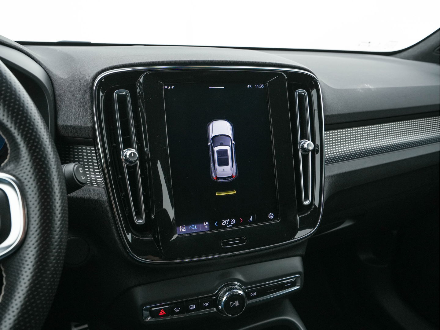 Volvo XC40 Recharge P8 AWD R-Design [ 3-Fase ] {SOH-89%} (INCL-BTW) *LEATHER-ALCANTARA | DIGI-COCKPIT | FULL-LED | PREMIUM-AUDIO | TOP-VIEW | CARPLAY | NAVI-FULLMAP | ECC | PDC | KEYLESS | HEATED-SPORTSEATS | BLIS | PRIVACY-GLASS | TOWBAR | 19 "ALU