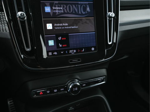 Volvo XC40 Recharge P8 AWD R-Design [ 3-Fase ] {SOH-89%} (INCL-BTW) *LEATHER-ALCANTARA | DIGI-COCKPIT | FULL-LED | PREMIUM-AUDIO | TOP-VIEW | CARPLAY | NAVI-FULLMAP | ECC | PDC | KEYLESS | HEATED-SPORTSEATS | BLIS | PRIVACY-GLASS | TOWBAR | 19 "ALU