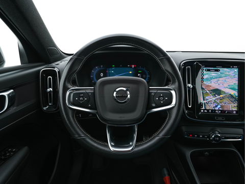 Volvo XC40 Recharge P8 AWD R-Design [ 3-Fase ] {SOH-89%} (INCL-BTW) *LEATHER-ALCANTARA | DIGI-COCKPIT | FULL-LED | PREMIUM-AUDIO | TOP-VIEW | CARPLAY | NAVI-FULLMAP | ECC | PDC | KEYLESS | HEATED-SPORTSEATS | BLIS | PRIVACY-GLASS | TOWBAR | 19 "ALU