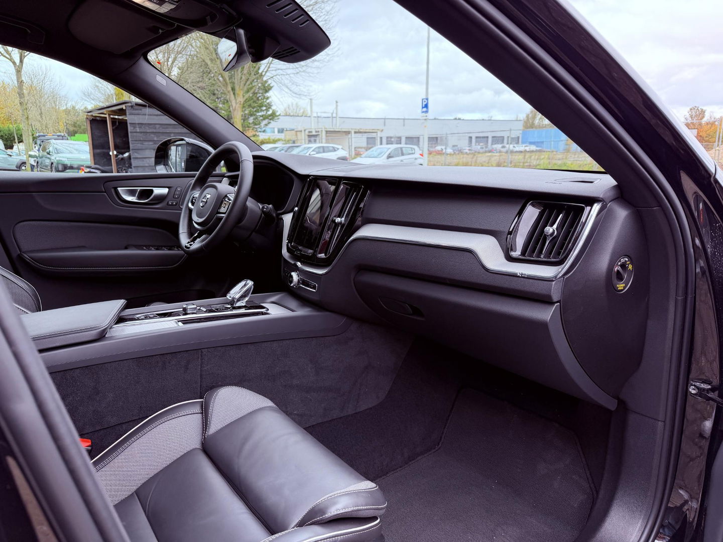 Volvo XC60 2.0 T8 Plug-in hybrid AWD Plus Black Edition Pano l 21 inc l 360