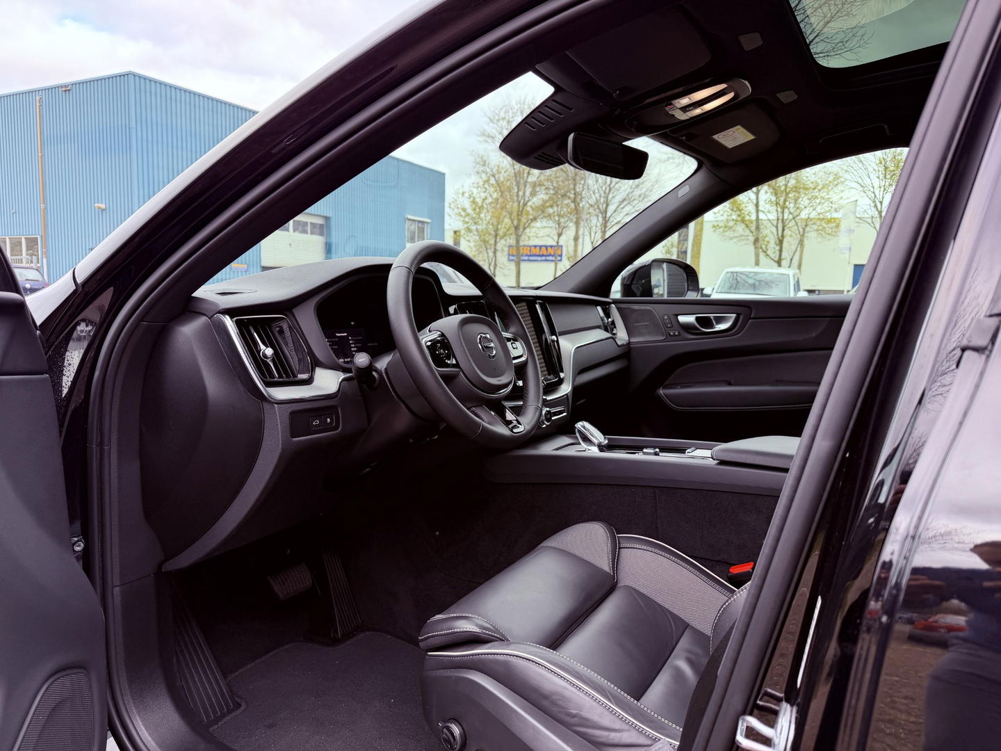 Volvo XC60 2.0 T8 Plug-in hybrid AWD Plus Black Edition Pano l 21 inc l 360