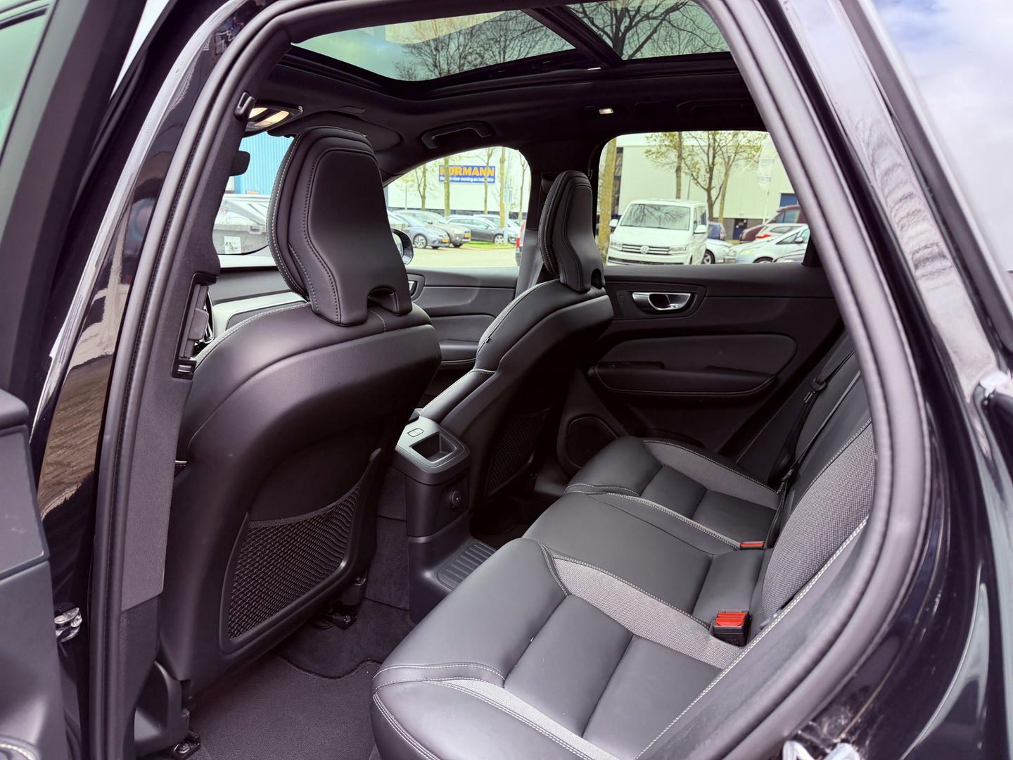 Volvo XC60 2.0 T8 Plug-in hybrid AWD Plus Black Edition Pano l 21 inc l 360