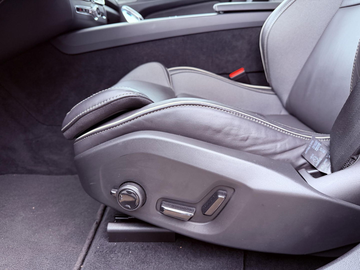 Volvo XC60 2.0 T8 Plug-in hybrid AWD Plus Black Edition Pano l 21 inc l 360