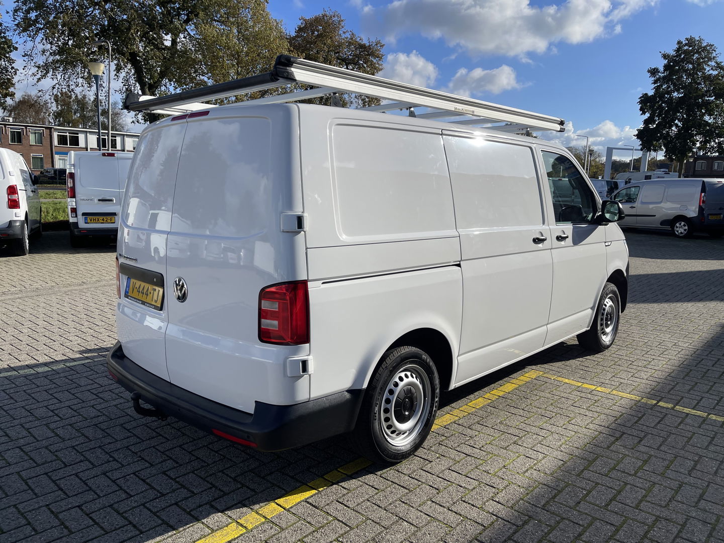 Volkswagen Transporter 2.0 TDI 102pk L1H1 Comfortline met Bott ingerichte laadruimte / lease vanaf € 269 / vaste prijs rijklaar € 15.950 ex btw / airco / cruise / imperial / trekhaak / pdc achter !