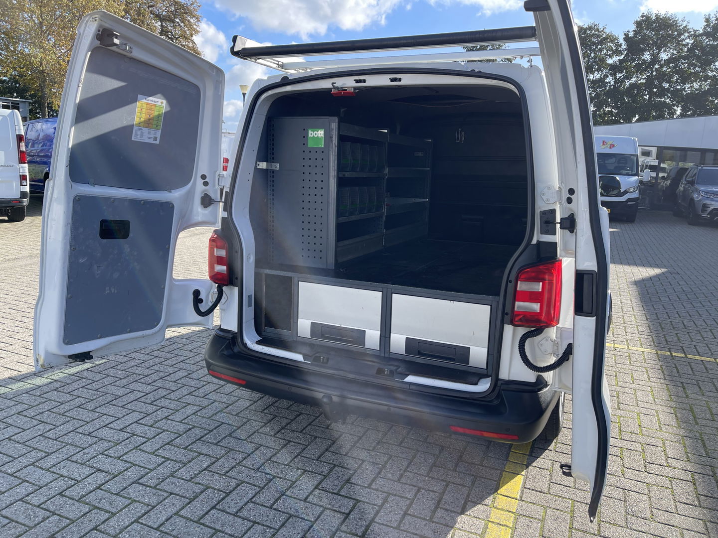 Volkswagen Transporter 2.0 TDI 102pk L1H1 Comfortline met Bott ingerichte laadruimte / lease vanaf € 269 / vaste prijs rijklaar € 15.950 ex btw / airco / cruise / imperial / trekhaak / pdc achter !