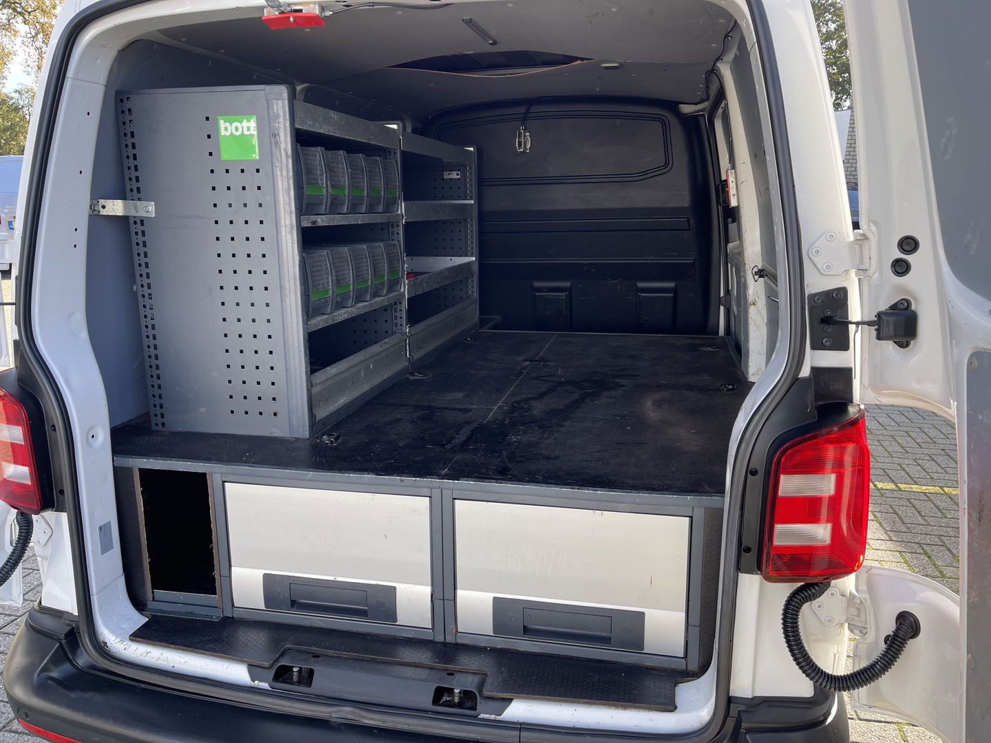 Volkswagen Transporter 2.0 TDI 102pk L1H1 Comfortline met Bott ingerichte laadruimte / lease vanaf € 269 / vaste prijs rijklaar € 15.950 ex btw / airco / cruise / imperial / trekhaak / pdc achter !