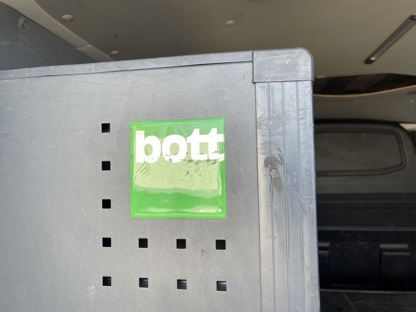 Volkswagen Transporter 2.0 TDI 102pk L1H1 Comfortline met Bott ingerichte laadruimte / lease vanaf € 269 / vaste prijs rijklaar € 15.950 ex btw / airco / cruise / imperial / trekhaak / pdc achter !