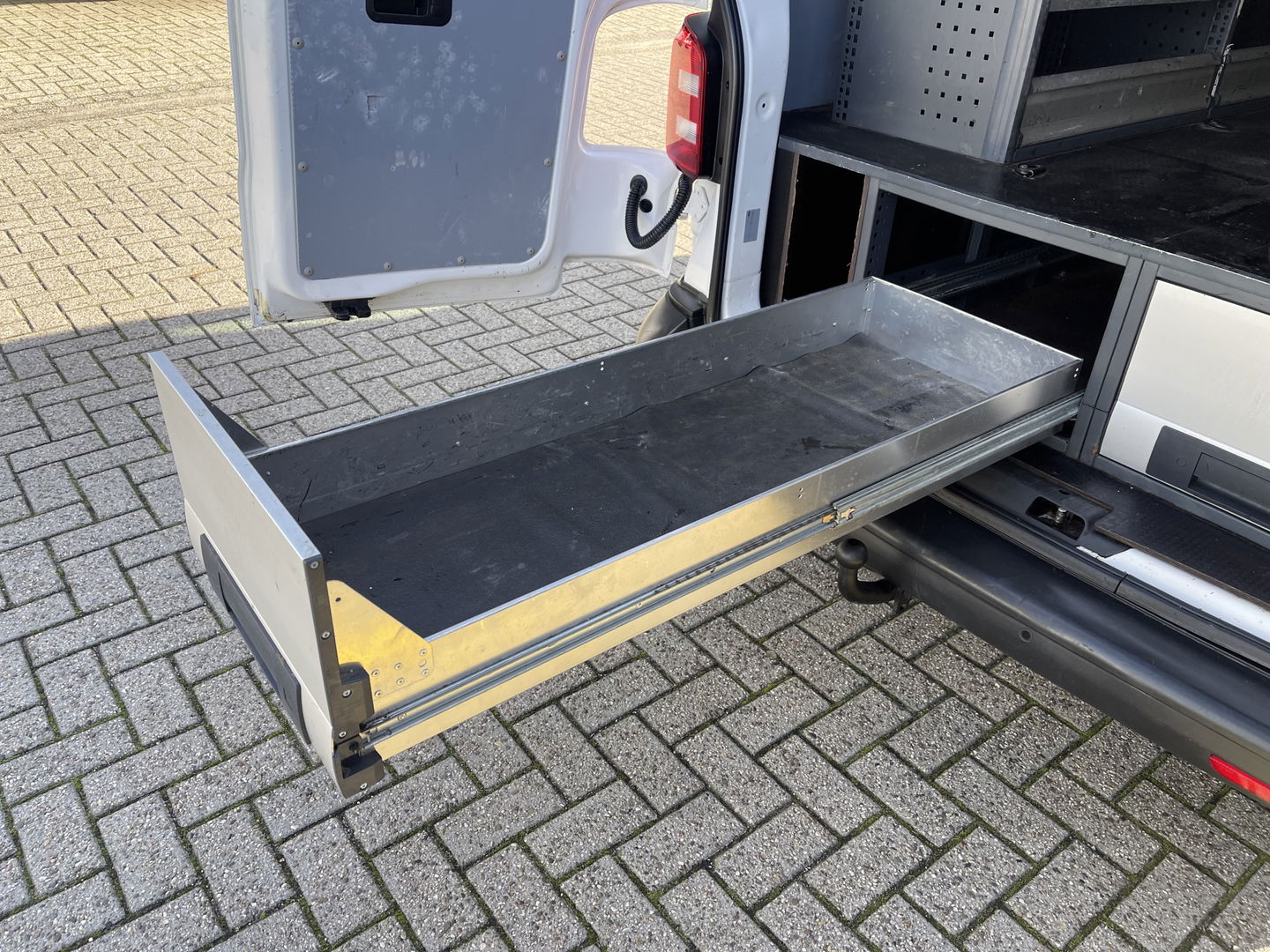 Volkswagen Transporter 2.0 TDI 102pk L1H1 Comfortline met Bott ingerichte laadruimte / lease vanaf € 269 / vaste prijs rijklaar € 15.950 ex btw / airco / cruise / imperial / trekhaak / pdc achter !