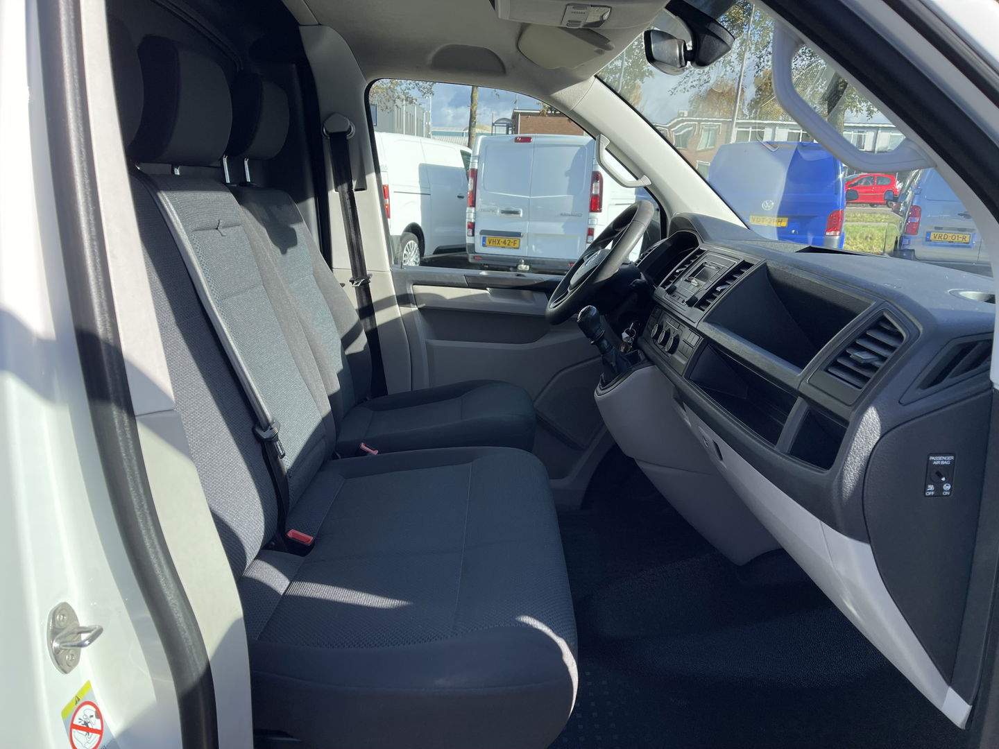 Volkswagen Transporter 2.0 TDI 102pk L1H1 Comfortline met Bott ingerichte laadruimte / lease vanaf € 269 / vaste prijs rijklaar € 15.950 ex btw / airco / cruise / imperial / trekhaak / pdc achter !